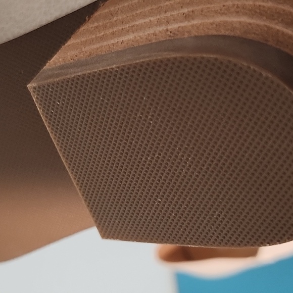 Yellowbox Laynee (cream color) slip on low box heels NWOTs size 8 - Picture 7 of 9